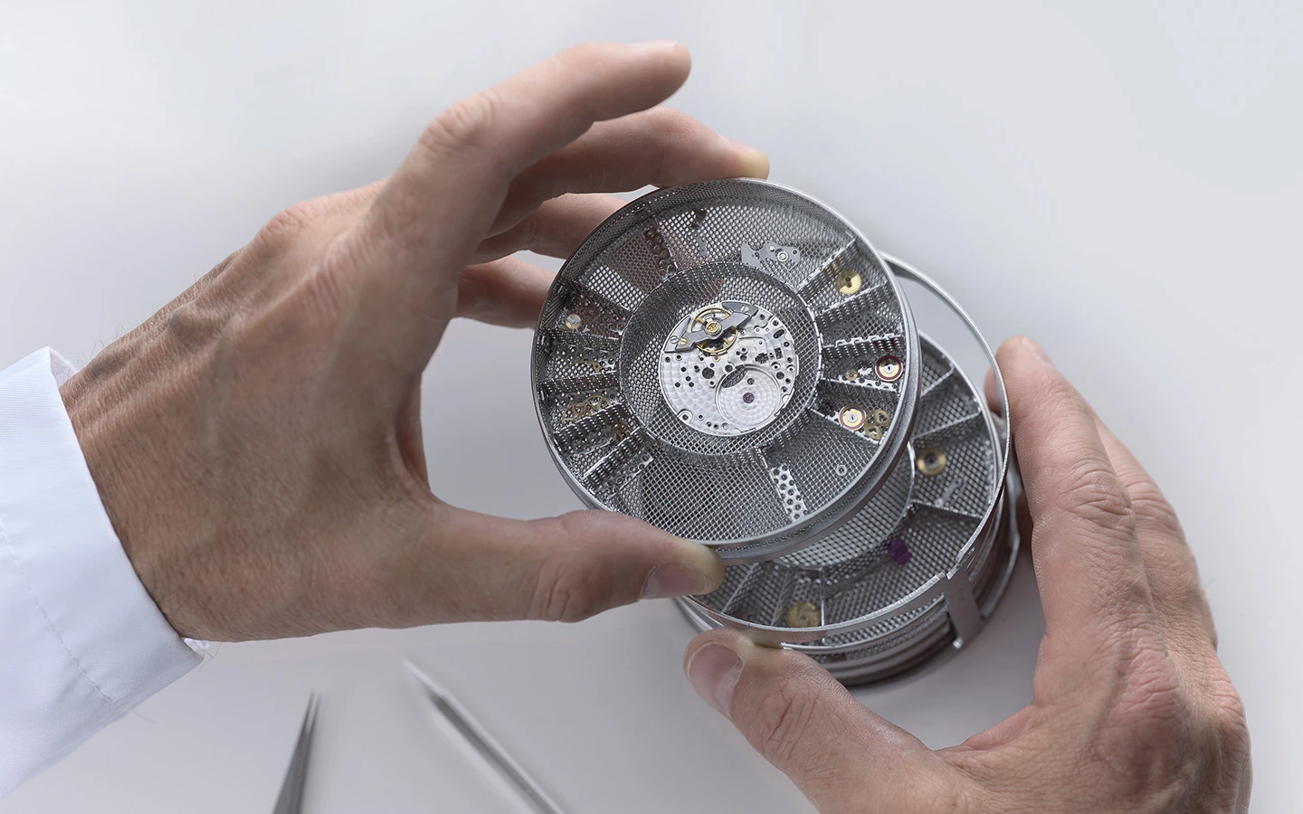 rolex-servicing-procedure-cleaning-the-movement